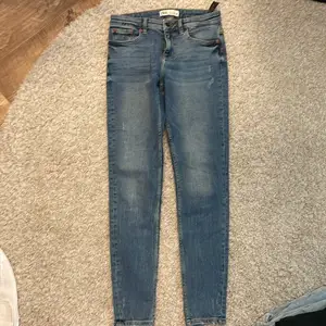 Tighta jeans från zara, supersköna men använda ca 3 gånger pga att de är för korta på mig. Stretchiga och supersnygga och låga i midjan🌺❤️