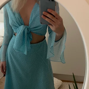Adoore klänning  - Intressekoll på min superfina Adoore riviera dress i färgen blå som inte finns kvar på hemsidan, bara använt 1 gång så är i mycket fint skick💙💙 den har blivit lite stor på mig och skulle vilja ha en mindre storlek. Köpt för 1495:-