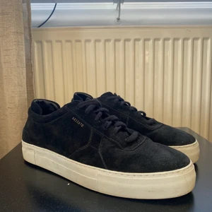 Axel Arigato Skor - Säljer nu mina jättesnygga Axel Arigato skor som inte riktigt har kommit till användning. Använda ett fåtal gånger och är i väldigt fint skick. Hör gärna av dig för fler bilder eller eventuella frågor😇