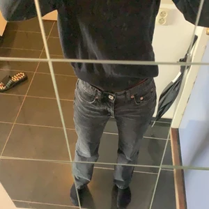 Zara mid rise straight jeans - Säljer dessa zara mid rise straight jeans i färgen mörk grå! 💕💕Jätte populära och även slutsålda!! Säljer pga kommer ej till användning 