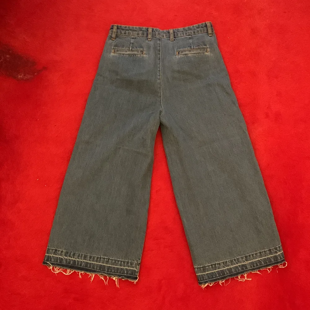 High waist zara jeans. It’s a large look style that goes until above the ankles. Beautiful with sandals in summer or boots in winter ! So much to style with that one. I love the ends which are nicely thought with a touch of white. STILL NEW . Jeans & Byxor.