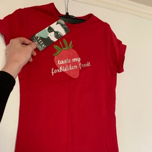 T-shirt - (Säljs billigt då mamma rensade sin garderob från 90-talet och annars skulle det slängas) 35kr+frakt! Kul tröja, helt ny! Storlek S! Frågor eller mer bilder på dm! (postbevis går att få)