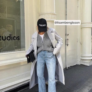 Raka jeans  - Blå raka jeans från NA-KD, använda en gång, säljer då ja tkr de är lite för långa för mig som är 161🌸 originalpris 639 så passa på