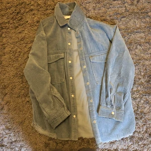 Zara vår jacka  - Säljer denna fina vår jackan från zara som inte är min stil längre ! Den är i jätte fint skick och inte anständig så mycket ! Hör av er för mer info💗💗