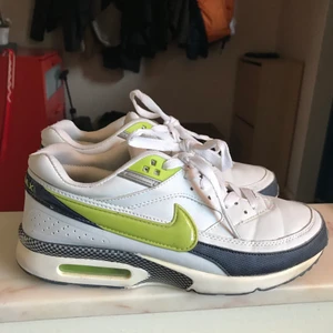 old school nike air max BW - Old school Nike air max BW i strl 41 men skulle säga de passar även 40/39. I bra skick och nästan inget slitage på sulorna vilket kan ses på sista bilden. Köparen står för frakt alt mötas upp i Lund/Malmö