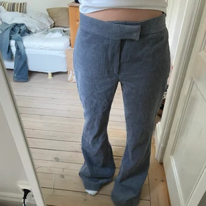 Manchesterbyxor - Så snygga manchesterbyxor som är helt oanvända då de är för långa för mig! Storlek S från Zara. 💙