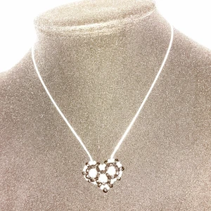 HANDGJORT HALSBAND AV KRISTALL  - Handgjord av mig, av kristaller och miyuki seed beeds, kedjan är insydd i hänget och har magnetlås, hänget ska sitta I halsgropen, halsbandet är 39 cm långt, hjärtat är 3×2,5 cm, mönstret hämtat från Youtube 