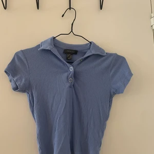 Blå topp - Blå topp med knappar och krage. Superskönt och stretchaigt material, storlek S/XS, bra kvalitet. Skriv vid frågor💓