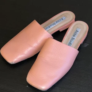 Acne Studios - Tessey clogs & Mules - Jag säljer Ett par skor från Acne. De är äkta och använda ca 3 ggr. De är i äkta läder, Låda och dustbag ingår! Köptes för 4500:- säljs nu för 950 :- då de är i bra men i använt skick. Alla bilder är mina! Säljer på grund av att de inte används då de inte riktigt är min stil längre. Hör av dig för fler bilder eller ifall du undrar något❤️