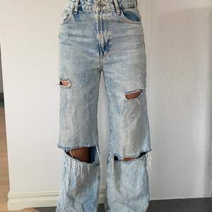 Blåa jeans med hål från Bershka. ”The 90s”. Storlek 32. Super fina men inte min stil längre.. 💘💘
