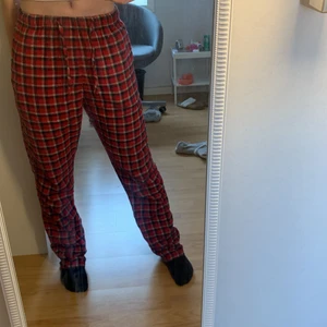 Rutiga pyjamasbyxor - Rutiga pyjamasbyxor från hm. Använda väldigt lite. Bra längd på mig jag är 163 hade funkat för folk längre är mig men hade nog varit för långa för sånna kortare än mig. Köparen står för frakt.