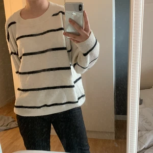 Randig finstickad tröja - Jättemysig randig finstickad tröja från hm i storlek L. Köparen står för frakt.