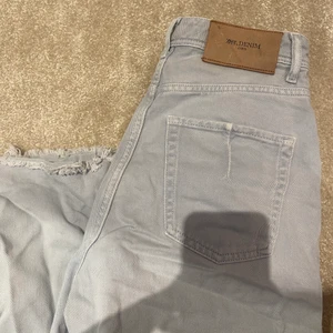 jeans - Blåa / lite mintgröna jeans ifrån zara som tyvärr är för små på mig💙