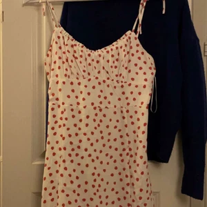 Jordgubbsklänninh - Säljer en vit klänning med små söta jordgubbar på, en klänning som är perfekt för midsommar. Den är super söt och följer kroppen perfekt utan att vara tight. Det är storlek L men den passar mig perfekt som är en S💕