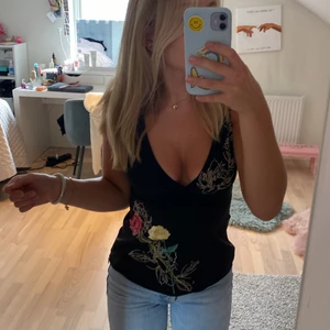 Topp  - Super söt topp jag fått i present och e aldrig använd! Tjockt material och broderad med blommor! Passar en xs och är super snygg i ryggen💕 säljer för 100kr plus frakt❤️❤️