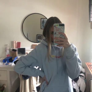 Hoodie - Mjuk hoodie med svampbob på ryggen (köpte den på herr-avdelningen , jag är en XS så den är lite oversize. Är i väldigt fint skick!