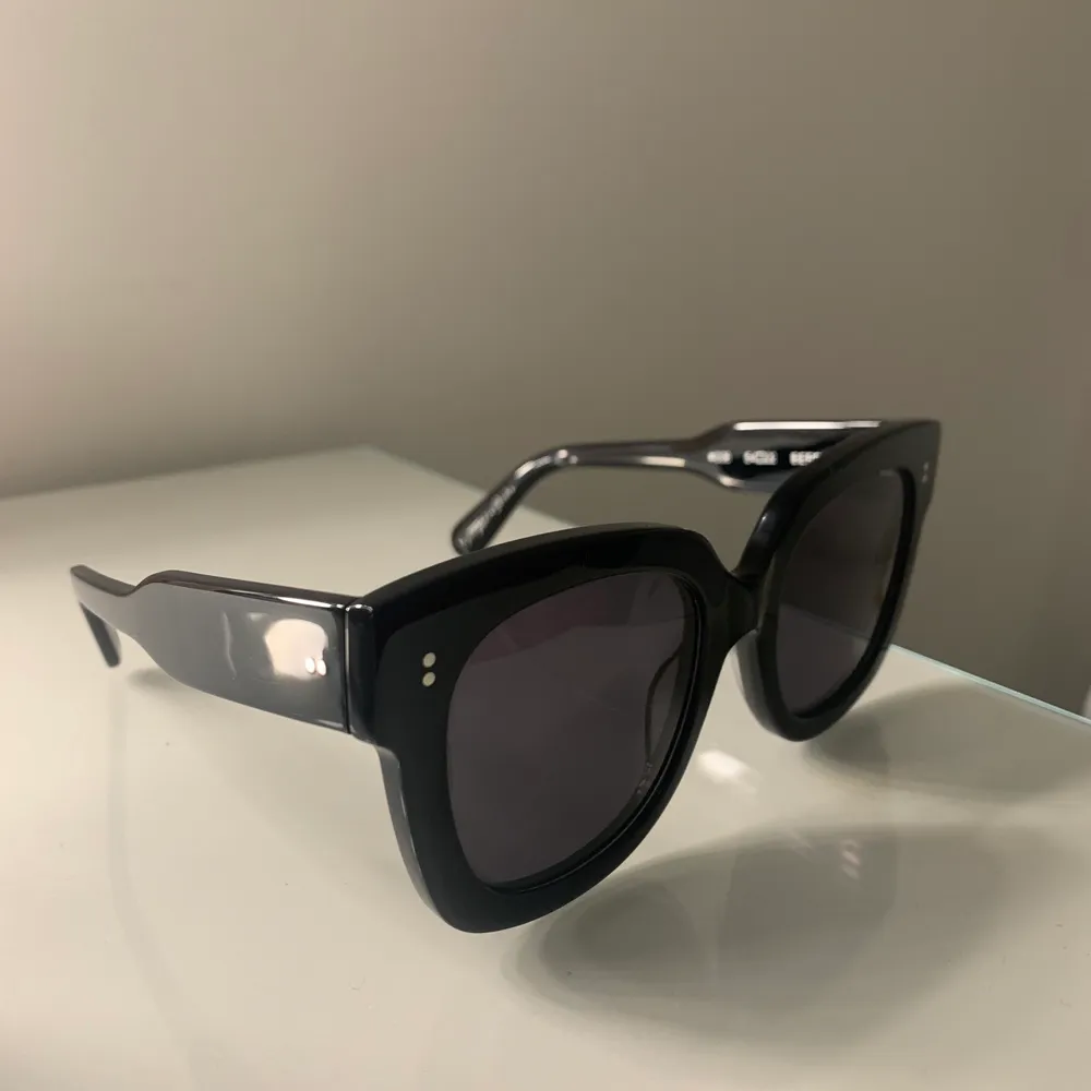 Säljer ett par super fina chimi solglasögonen i modellen 008 berry black. Använda ett fåtal gånger, köpta för 1000kr. Priset kan diskuteras🤗💕. Accessoarer.