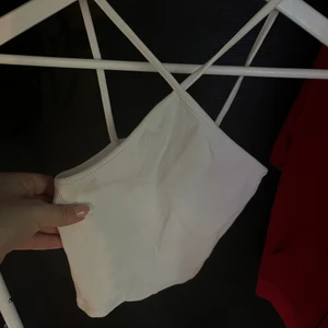 Topp - Jätte söt vit topp ifrån Zara, säljer pga inte riktigt min stil längre men är i jätte bra skick. Inte den bästa bilden hah men skriv för mer bilder💗