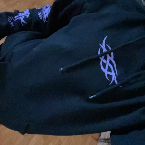 UNISEX LUVTRÖJA SVART - Säljer min luvtröja från zalando. Köpte den för ett tag sen men knappt använd. Skriv privat för frågor och sånt💞