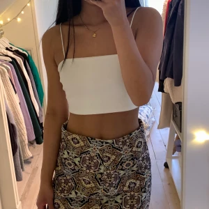 Mönstrad kjol  - Kjol som köptes i en secondhand affär. Väldigt fin men kommer tyvärr inte till användning. Den är stor i midjan för mig som använder xs, den är även väldigt kort om man ska ha den högmidjad