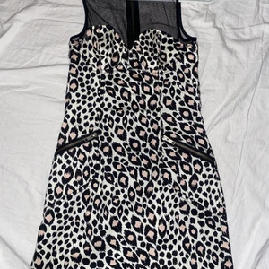 Leopard klänning ❤️‍🔥 - Leopard klänning med dragkedja baktill. Väldigt fin och unik. 