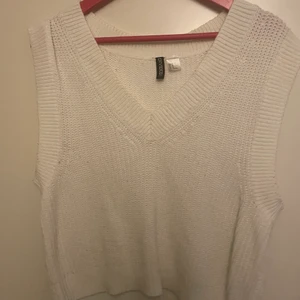 Stickad väst stl M - Stickad väst från H&M. Använd några gånger, säljer för att det inte riktigt är min stil längre 😊