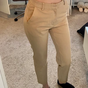 Kostymbyxor  - Kostymbyxor från Gina tricot i strl 36. Stretchigt material. Använda två ggr.