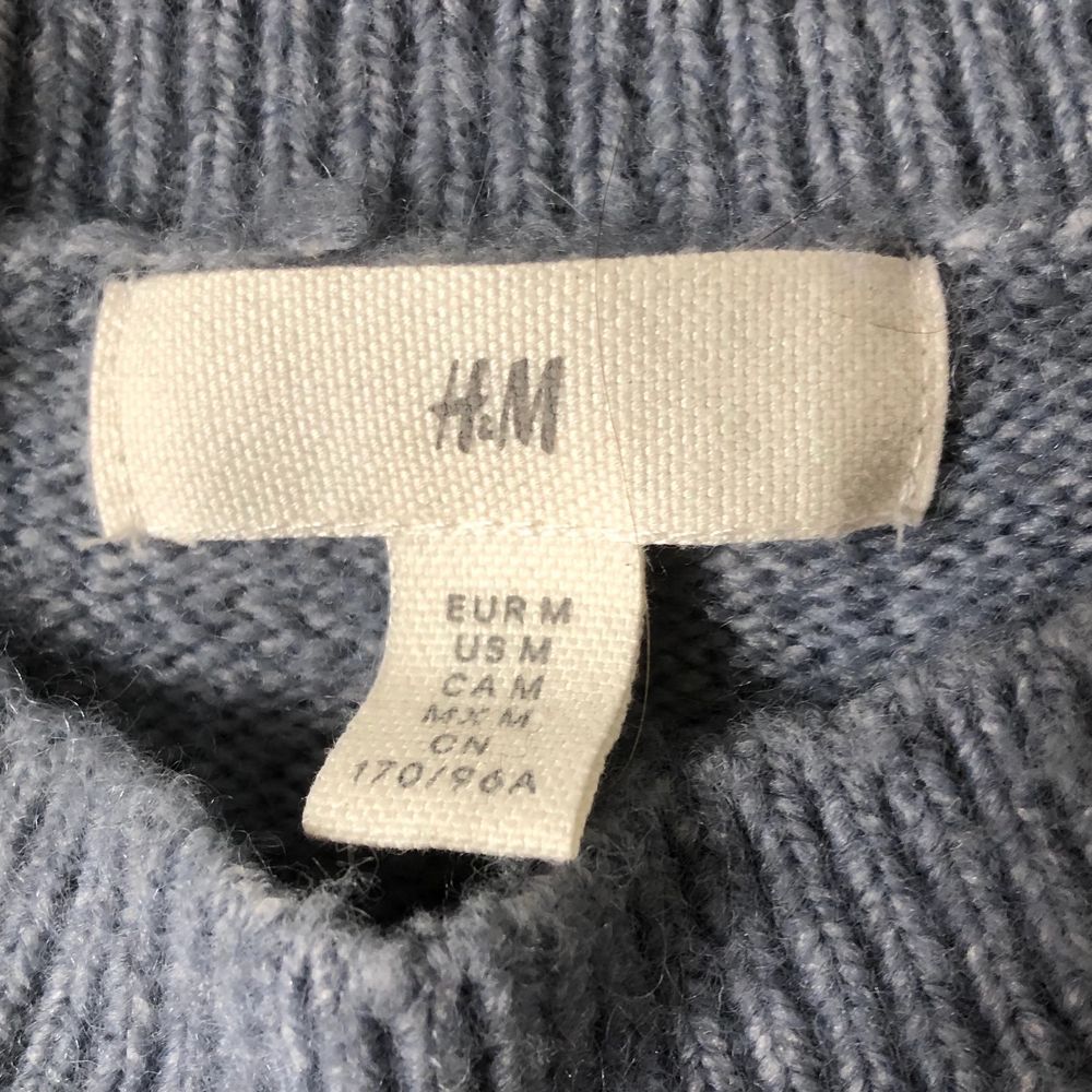 Säljer denna tröja från H&M som är i fint skick bortsett från att den ev är lite nopprig. Skriv för fler bilder/mått etc! 💞 Nypris tror jag var 299 kr . Huvtröjor & Träningströjor.