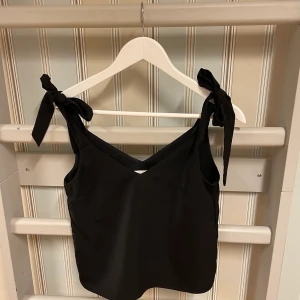 Jätte fin svart fest topp✨ - Säljer denna jättefina topp eftersom den har blivit för liten🫣hör gärna av er om ni vill ha fler bilder