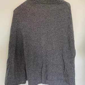 Grå ullponcho med polokrage från Stockholm LM. Stl XS/S, pris 150kr