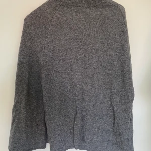 Poncho - Grå ullponcho med polokrage från Stockholm LM. Stl XS/S, pris 150kr
