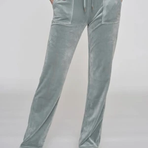 Juicy byxor i storlek S - Ett par juicy byxor i färgen chinois green i storlek S. Använd de ett par gånger. Den är fortfarande i bra skick! In köpas direkt för 550 inklusive leverans om inte vi möts!💕