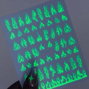 Neon nagel dekoration  - Aldrig använd pris 15 kr köparen står för frakten och den ligger runt 15 kr 💕