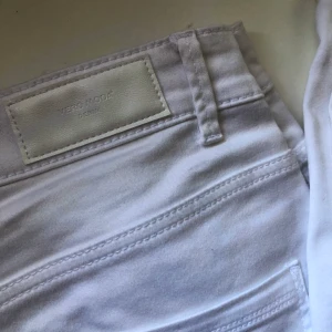 Fin mju vita jeans  - Hej!! Säljer mina finna vita jeans, 
