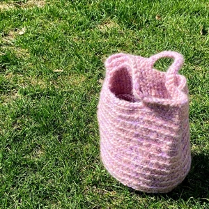 VIRKAD VÄSKA  - Virkad väska i rosa mohair 🎀  Se mer eller specialbeställ på @birgittaknit på Instagram 