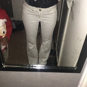 Lågmidjade vita jeans - Låg midjade vita jeans. Sitter tajt runt midjan och är lösta i benen. 