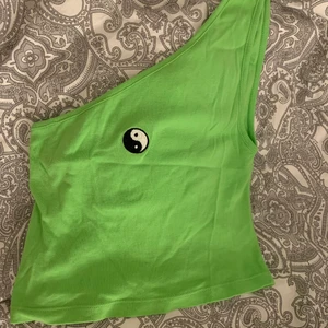 Grönt topp med tryck - Grönt linne med tryck på!💚 storlek S köpt på urban outfiters