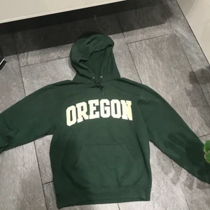 Vintage champion hoodie - Skitsnygg vintage champion hoodie. Väldigt bra skick och kvalite👍 Storlek S 349kr!