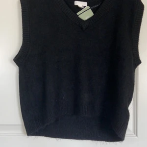 Svart stickad väst - Stickad väst från H&M, köpt tidigare i år! Tyvärr inte min stil så säljer den nu vidare! Aldrig använd