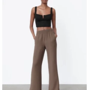 Zara raka byxor - Säljer dessa på grund av att jag inte har någon använding av dem längre. Har både i beige och svart och båda är Xs (men stora i storlek) 250kr styck. Säljs inte längre av Zara