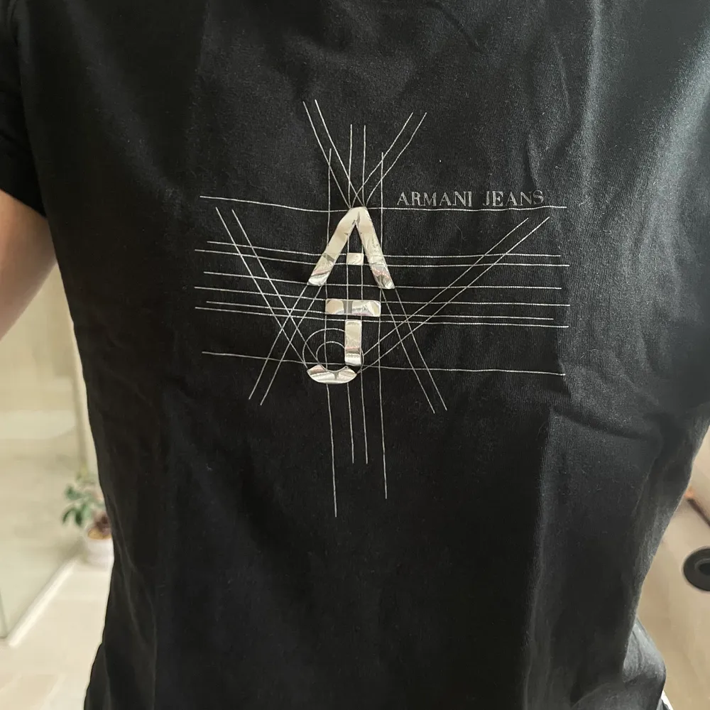 Svart T-shirt från Armani i storlek S som är nästan helt oanvänd💕. T-shirts.