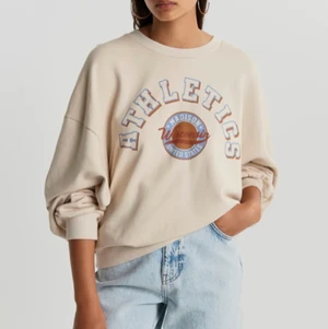 Sweatshirt Gina Tricot - (Första två bilderna är lånade) Sweatshirt/Collagetröja från Gina. Superhärlig, och har använt en del, men fortfarande väldigt bra skick. Inte nopprig. Storlek S, men passar även XS och M. Orginalpris 249kr. Spårbar frakt, möts ej upp. Hör av dig vid frågor!💞