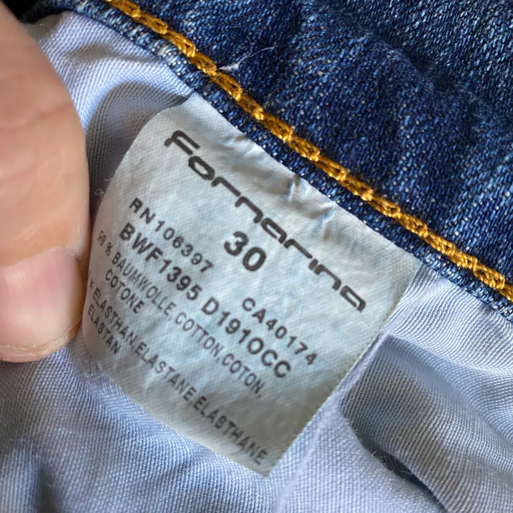 Jättefina fornarina vintage, slim modell. finns liten slitning längst ner. Bud. Jeans & Byxor.