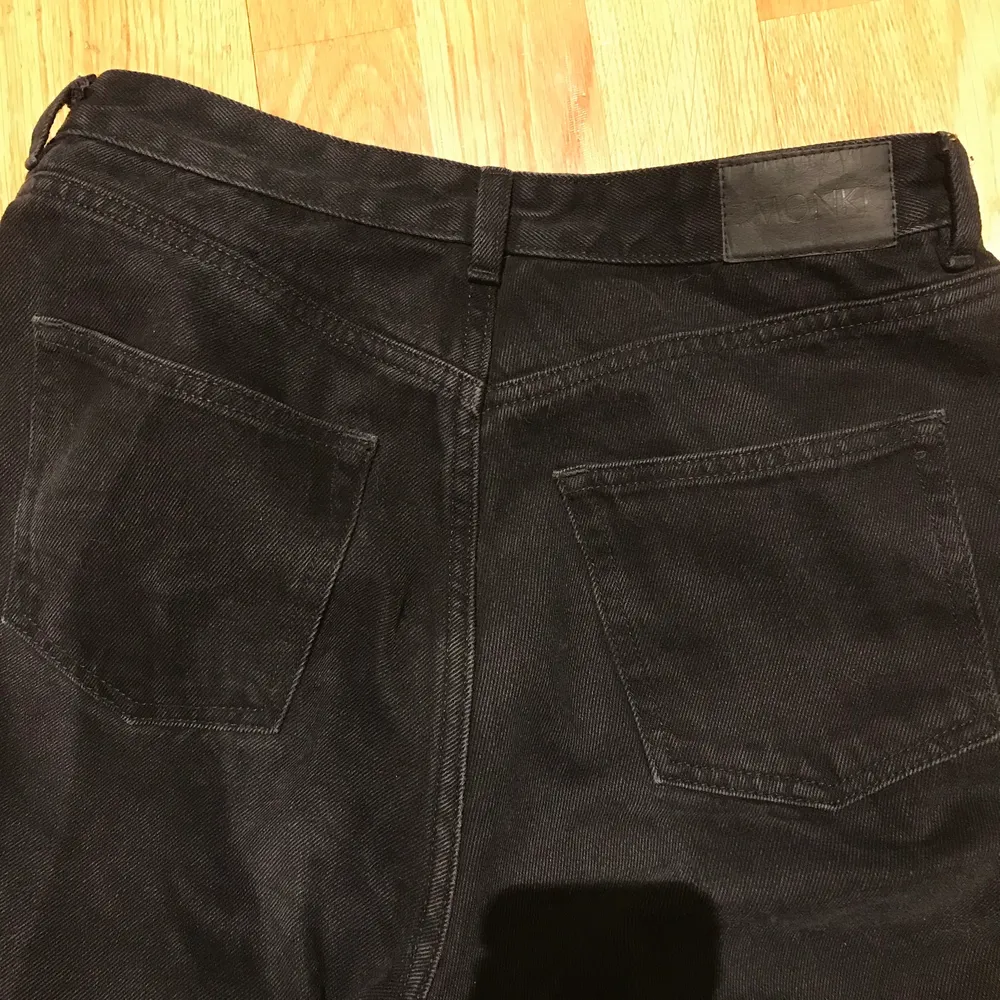 Fina svarta high waisted Monki jeans. Tror det är modellen Taiki men är inte helt säker. Använda men i bra skick :). Jeans & Byxor.