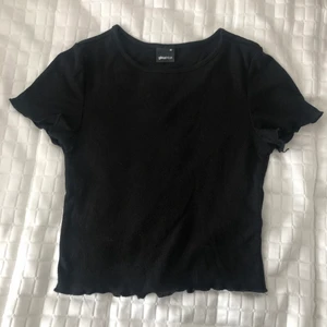 Basic svart topp🖤 - Svart t-shirt/topp från Gina tricot! Materialet är ribbat och väldigt stretchigt. Storlek xs💕