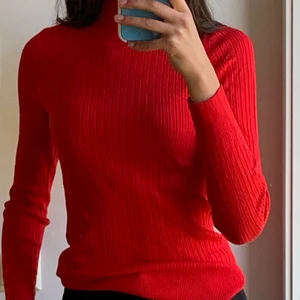 Polo - Röd polo, den har haft ett hål i armhålan men hålet är igensytt, men annars bra skick💕  Köpt på Gina Tricot.
