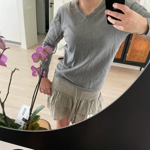 Finstickad grå tröja - En v-ringad finstickad grå tröja från zara!❣️❣️❣️