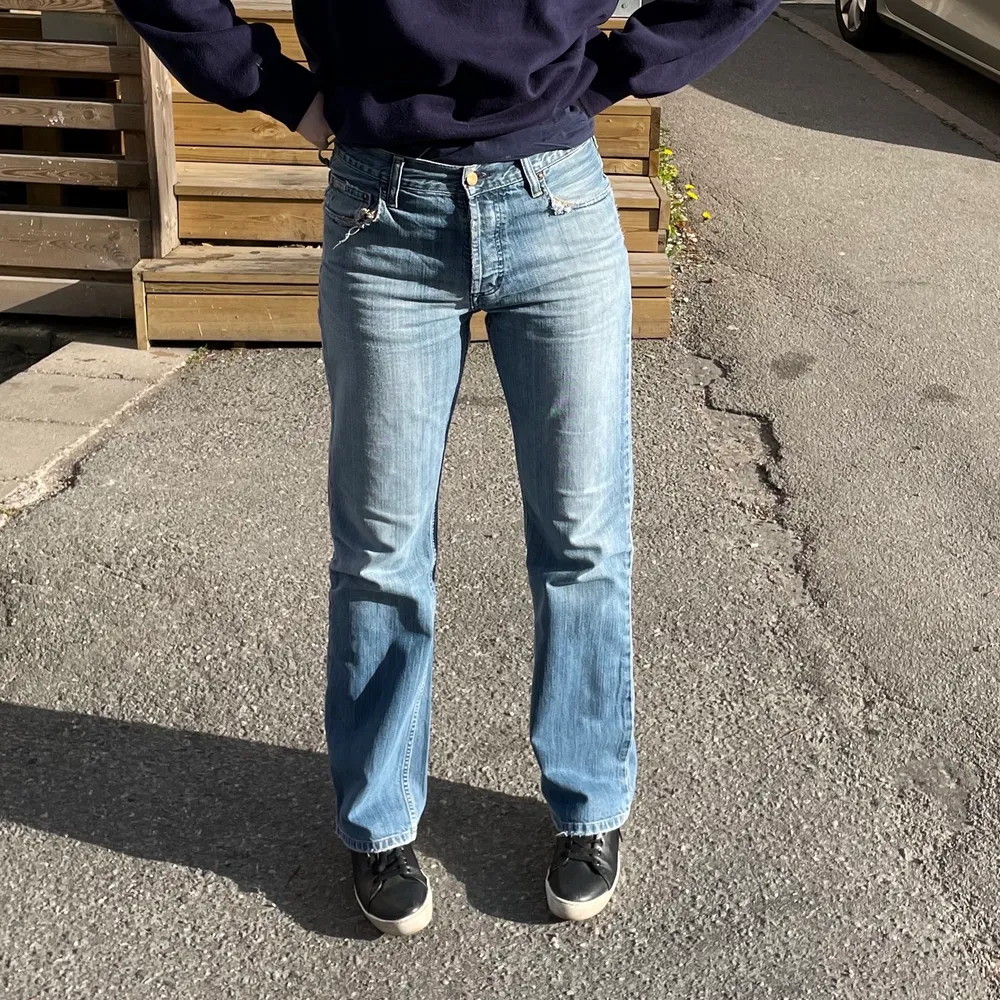 (Lägger ut annons igen med nya bilder). Intressekoll på dessa carhartt vintage jeans med waist 31 och tillräckligt långa på mig som är 173cm 😋 såå snygga och oanvända av mig därav priset!. Jeans & Byxor.