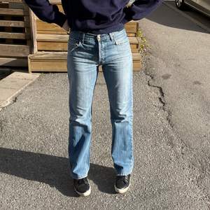 (Lägger ut annons igen med nya bilder). Intressekoll på dessa carhartt vintage jeans med waist 31 och tillräckligt långa på mig som är 173cm 😋 såå snygga och oanvända av mig därav priset!