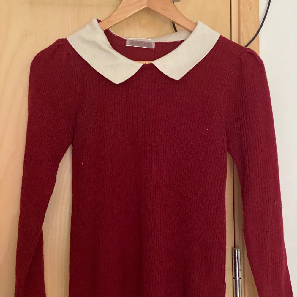 en röd tröja som jag fick på köpet på ett köp här på plick! den är endast testad men aldrig använd! den är jättevarm och mjuk i materialet och i väldigt bra skick! hittat ingen storlek på men skulle gissa på xs/s. Stickat.